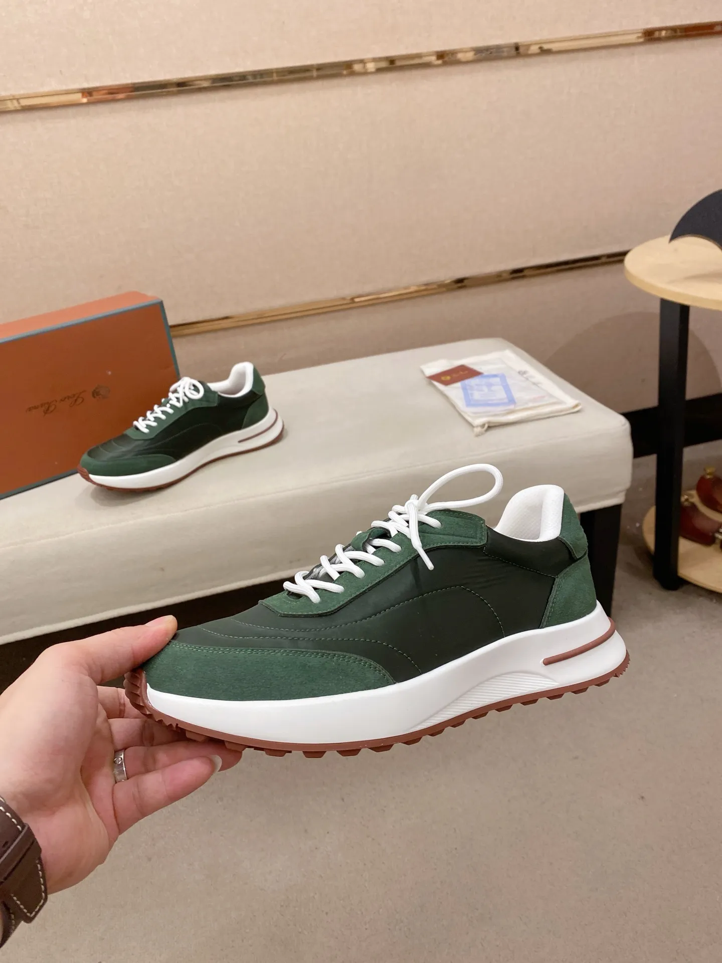 Men's shoes 💰: 462💰🔥𝐥𝐨𝐫𝐨 𝐏𝐢𝐚𝐧𝐚 lp classic loafers, an Italian treasure brand, the only brand that can match Hermès! Only after wearing it do we realize that we can’t live up to our feet. The upper is made of imported first-layer cowhide with breathable fabrics, water-dyed cowhide foot pads, and the official original glass rubber outsole and pendant. Exclusive original packaging (tag ➕ brand paper ➕ outer box ➕ hand bag) code number: 38-44. Can be customized 45-46